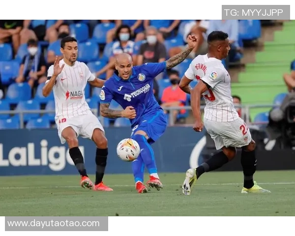 足球球星鹰眼技术革新助力比赛决策精准化提高球队竞技水平